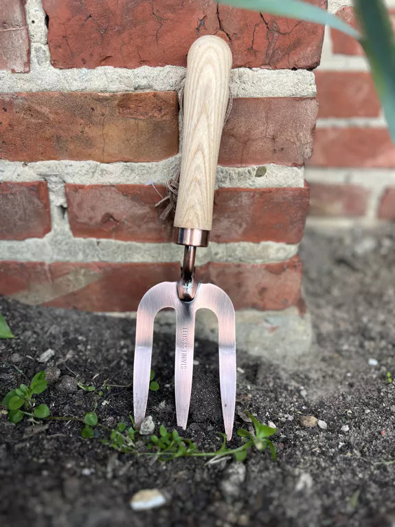 gartengabel gartenwerkzeug kupfergabel kupferwerkzeug Garten gartenwerkzeug kufper schönes werkzeug gärtnern werkzeug mit holzgriff nachhaltiges werkzeug schere gartenschere mit holzgriff gardena gartenwerkzeug kleine gartenschere hobby gärtner profi gärtner gartenschaufel kleine gartenschaufel kniekissen gartenkissen kniehilfe knieschützer garden trading kniekissen aus canvas