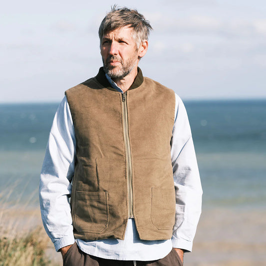 The Reversible Vest- Wendeweste aus Moleskin und gewachster Baumwolle hergestellt in Großbritannien