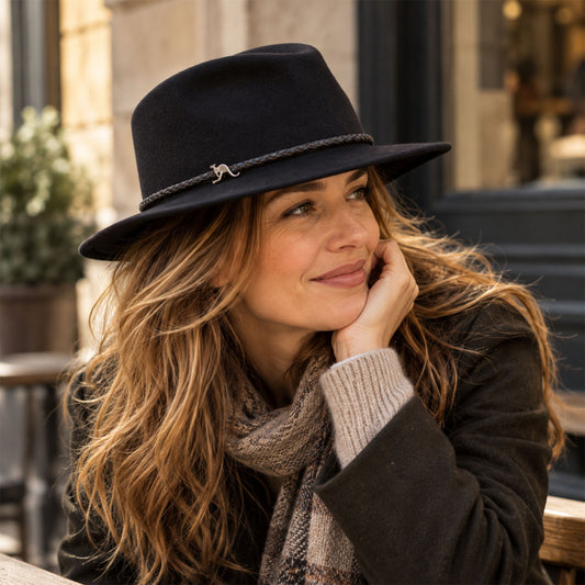 Crumplable wool felt hat for women and men with a two-colored leather hat band
